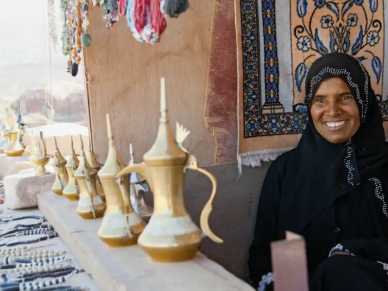 Bei unserer Studienreise nach Jordanien und Israel  können wir viele herzliche Kontakte mit den Einheimischen knüpfen, zum Beispiel mit den zahlreichen Souvenirhändlern.
