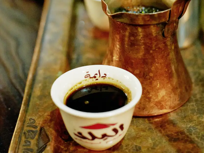 Auf unserer klassischen Studienreise durch Jordanien und Israel lernen wir auch die kulinarischen Köstlichkeiten der beiden Länder kennen. Ein Genuss ist frisch aufgebrühter arabischer Kaffee in Jordanien!