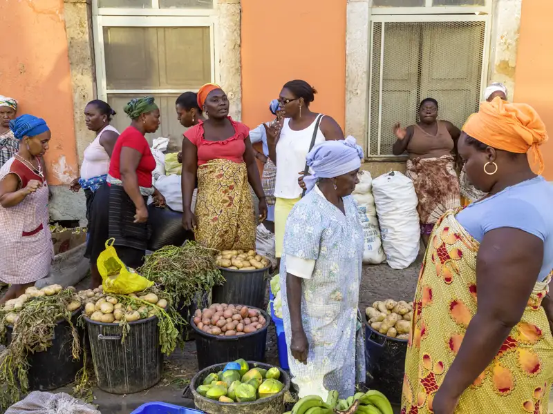 Bei unserer Reise auf die Kapverden spazieren wir am zweiten Reisetag durch Praia, Hauptstadt der Kapverden: bunt, lebendig, mit unverkennbar afrikanischem Flair.