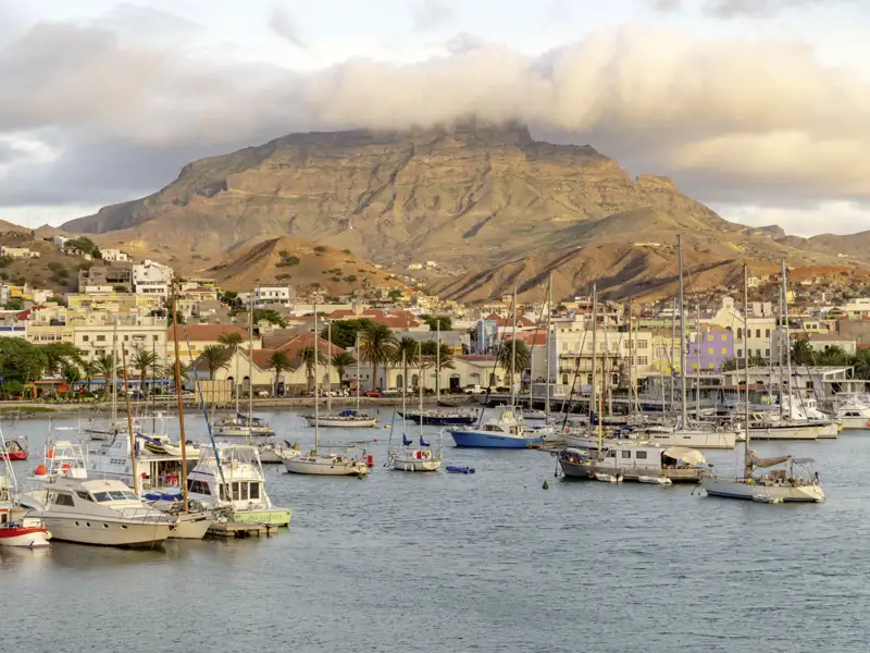 Am 11. Reisetag unserer Wanderstudienreise auf die Kapverden erkunden wir bei einem Rundgang die Hafenstadt Mindelo. Sand und Basalt prägen die Insel,