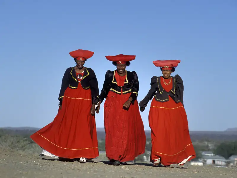 Zu den Begegnungen auf unserer Rundreise durch Namibia zählt das Treffen mit den verschiedenen Volksgruppen des Landes wie den Hereros.