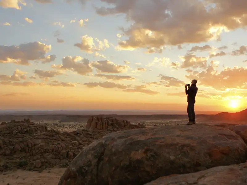 Wir erfreuen uns auf unserer Rundreise durch Namibia an den Naturschönheiten des Landes und erleben Sonnenuntergänge in der Wüste.