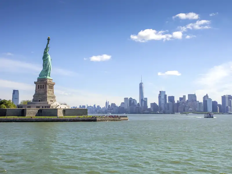 Mit der Fähre geht es vorbei an der Freiheitsstatue mitten hinein nach Manhattan. New York: Grandioses Finale der Studiosus-Reise zu den Metropolen der Ostküste der USA.