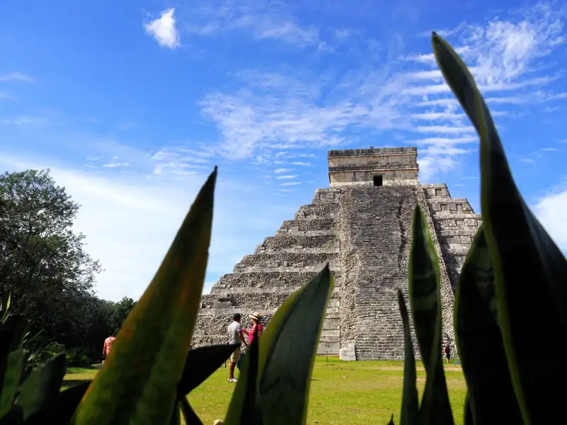 Zum Finale unserer Studienreise durch Mexiko besuchen wir als letzten Höhepunkt die berühmte Mayastätte Chichén Itzá mit der stolzen Pyramide des Kukulkán.