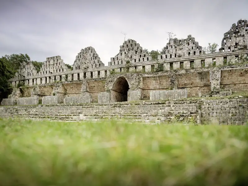 Auf unserer Studienreise durch Mexiko und Guatemala besuchen wir die archäologische Zone in Uxmal, überragt von der monumentalen Pyramide des Zauberers. Hier zu sehen ist die Casa de las Palomas.