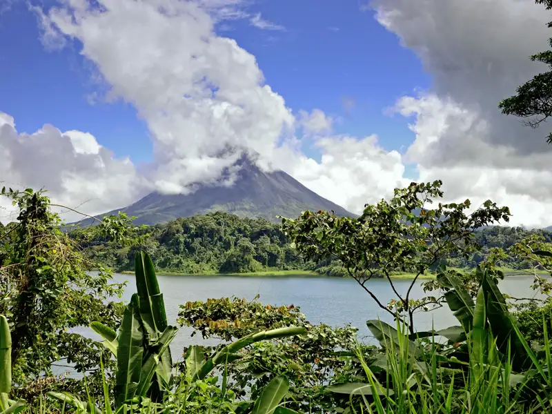 Der Vulkan Arenal schläft gerade, so können wir auf unserer Reise in Costa Rica entspannt an seinem Fuße auf Erkundung gehen. Auf dem fruchtbaren Boden gedeihen üppige Wälder, Orchideen und eine Fülle anderer tropischer Pflanzen.