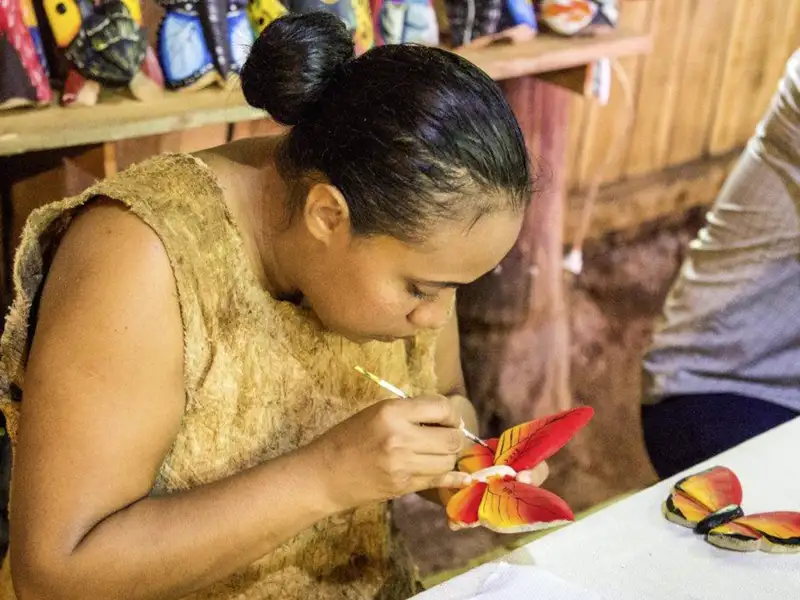 Beim Besuch des indigenen Stammes der Maleku auf unserer Studiosus-Reise durch Costa Rica kosten wir regionale Gerichte und lernen kunsthandwerkliche Traditionen kennen.
