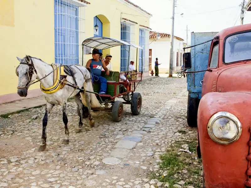 Auf unserer Studiosus-Reise durch Kuba darf ein Aufenthalt in Trinidad an der Südküste nicht fehlen. Stolze Paläste, bonbonfarbene Häuser und Pferdewagen, die über Kopfsteinpflaster holpern.