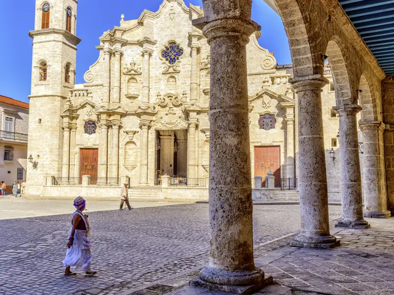 Unsere Studienreise durch Kuba beginnt in der Hauptstadt Havanna, wo uns auf unserem Stadtrundgang durch die Altstadt auf den Plätzen und in der Kathedrale spanisches Kolonialflair umweht.
