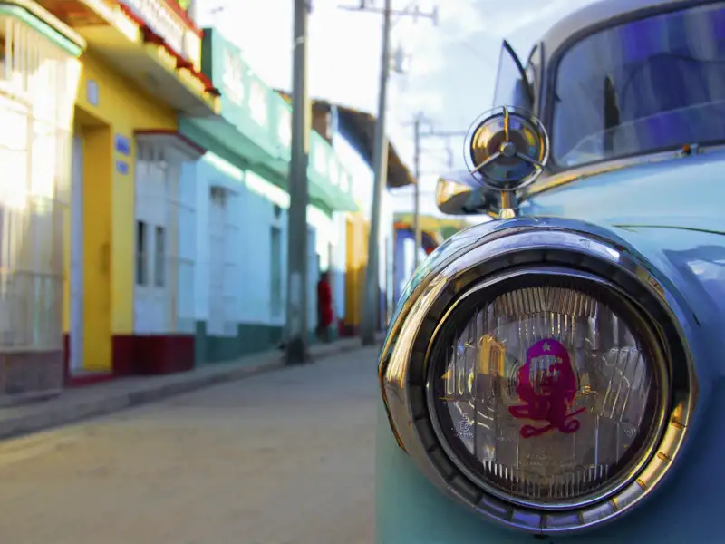 Wir cruisen mit stilvollen Oldtimern über die Uferpromenade Malecón in Havanna. Eines der einzigartigen Kuba-Erlebnisse, die diese Reise durch Kuba bereithält.