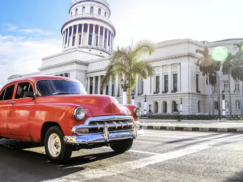 Auf unserer 15-tägigen Studienreise durch Kuba erkunden wir Havanna, wo wir auch viele Oldtimer wie hier vor dem Capitolio sehen.