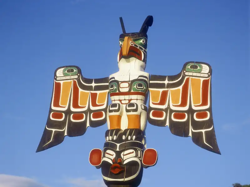 Bei unserer Studienreise nach Kanada und in die USA kommen wir auch nach Kamloops, wo uns im Secwepemc Museum  eine Begegnung mit den sogenannten First Nations erwartet: Ein Einheimischer führt uns durch die Sammlung indigener Artefakte. Berührend erzählt er von der wechselhaften Geschichte der kanadischen First Nations.