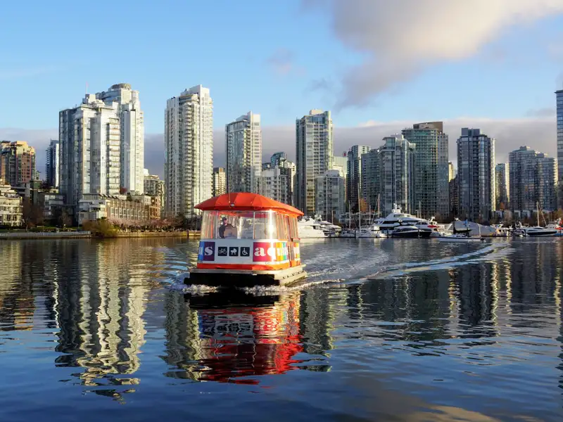 Viele sagen, Vancouver gehöre zu den schönsten Städten der Welt. Ob das stimmt, prüfen wir selbst bei unserer Studienreise durch Westkanada mit einem Abstecher in die USA. In den duftenden Shops von Chinatown stöbern wir nach Tee. Im Stanley Park beobachten wir Inlineskater, in Granville Island schauen wir Künstlern bei der Arbeit zu.