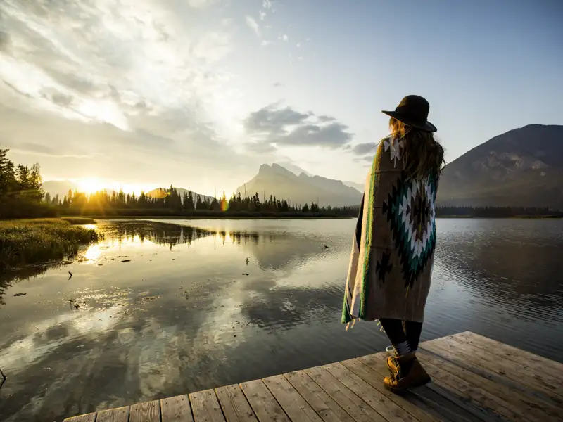 Bei unserer Studienreise nach Kanada und in die USA nehmen wir zu Beginn Kurs auf die Rocky Mountains. Am Sulphur Mountain, der seinen Namen den Schwefelquellen an seinem Fuße verdankt, heben wir ab zum Höhenflug: Die Banff Gondola trägt uns in luftige Höhen, wo uns das hinreißende Panorama der Rocky Mountains auf die Landschafts-Blockbuster der kommenden Tage einstimmt.