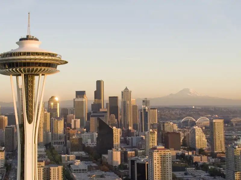 Hoch hinaus geht es bei unserer Studienreise zur Westküste Kanadas und der USA auf Seattles Wahrzeichen, die Space Needle, von deren Aussichtsplattform wir den weiten Blick über Stadt und Meer genießen. Vom Garten des Chihuly Garden and Glas Museum können wir die "Nadel" noch einmal bewundern, bevor uns in den Ausstellungsräumen farbenfrohe Glasskulpturen begeistern.