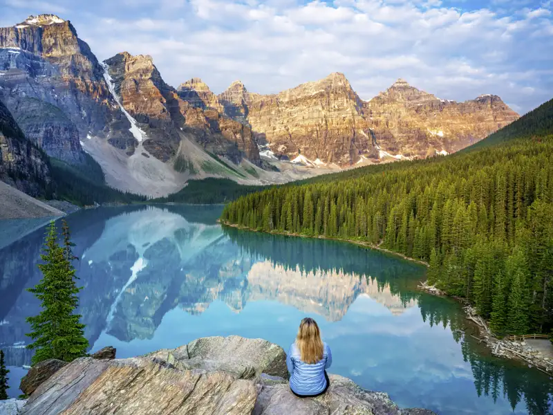 Fast unwirklich strahlt das Wasser des von Berggipfeln gesäumten Moraine Lake. Immer im Blick: die zerklüftete Berglandschaft der Rocky Mountains.