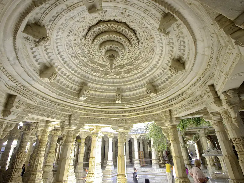 Auf unserer 18-tägigen Studienreise durch Rajasthan bestaunen wir den aus weißem Marmor gearbeiteten Mahavira-Tempel von Ranakpur, ein Heiligtum der Jainareligion.