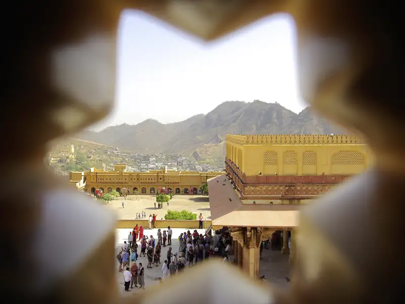 Blick auf die Audienzhalle der Festung Amber in Jaipur aus der Perspektive der Maharani. (bitte freigeben)
Dateiname: indien-rajasthan-amberfort-audienzhalle