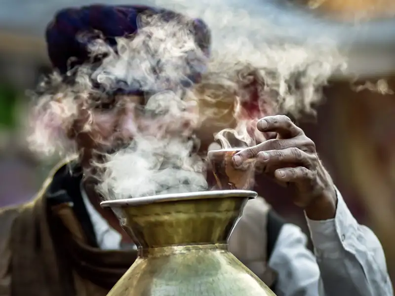 Auf unserer 18-tägigen Studienreise durch Rajasthan machen wir immer wieder mal halt, um einen Tee zu trinken. Ihr Reiseleiter weiß, welcher Chaiwallah, also welcher Teeverkäufer den besten Milch- und Gewürztee zubereitet.