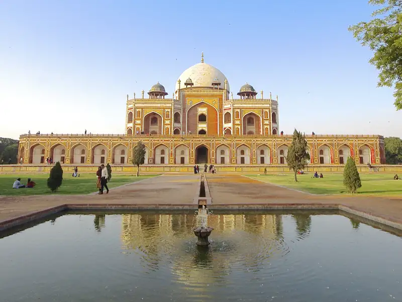 Auf unserer Klassik-Studienreise zu Indiens Höhepunkten besuchen wir in Delhi auch das Grabmal des Humayun (UNESCO-Welterbe), des ersten Mogulkaisers von Indien.