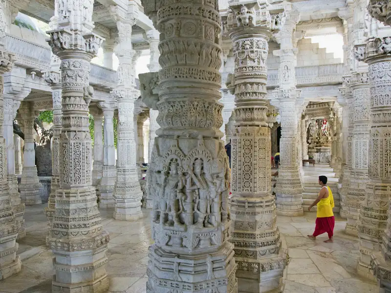 Auf unserer Reise besuchen Sie den Jainatempel von Ranakpur: Götter, Fabelwesen und Blumenmotive zieren die 1440 Marmorsäulen.