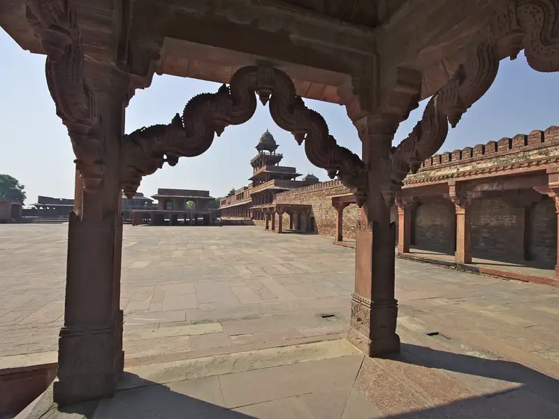 Auf unserer Rundreise zu den Höhepunkten Indiens besuchen wir auch die Geisterstadt Fatehpur Sikri und sehen die Säulenpyramide Panch Mahal.