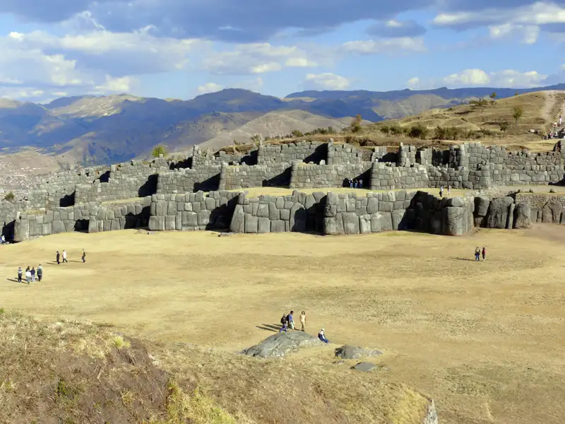 Faszinierend sind die gigantischen Mauern von Sacsayhuaman, die sich oberhalb von Cusco befinden - und die wir auf unserer Perureise natürlich auch besuchen, nicht nur wegen des tollen Ausblicks auf die Stadt von hier oben.