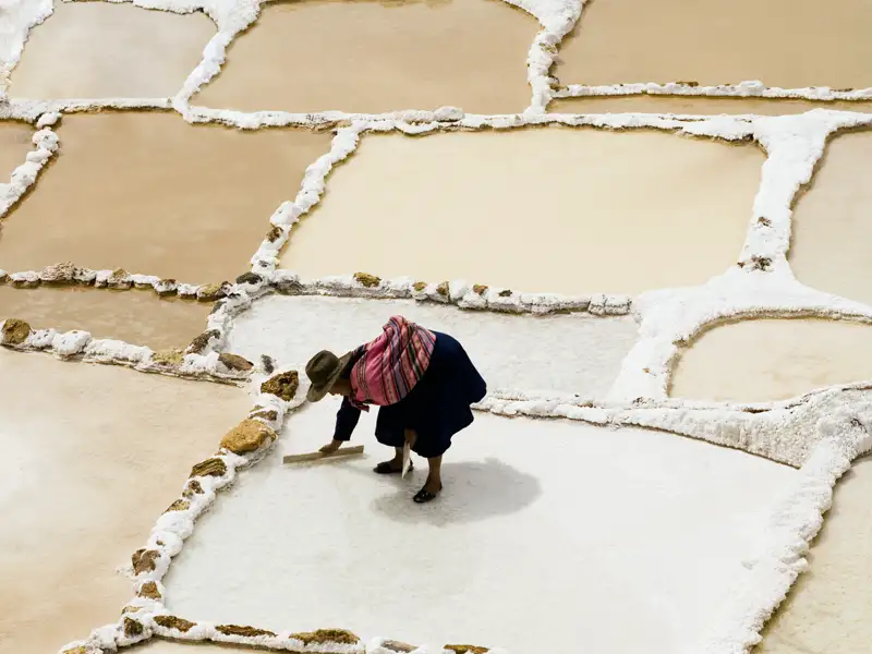 Auf unserer Reise durch Peru besuchen wir die Salzterrassen von Maras in der Nähe von Cusco.
