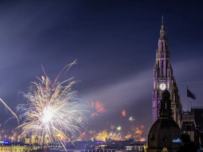 In Wien begrüßen wir während unserer Singlereise feierlich das neue Jahr. Ihr Studiosus-Reiseleiter führt Sie dazu am Abend in ein schönes Restaurant und danach auf den Silvesterpfad in der illuminierten Altstadt.
