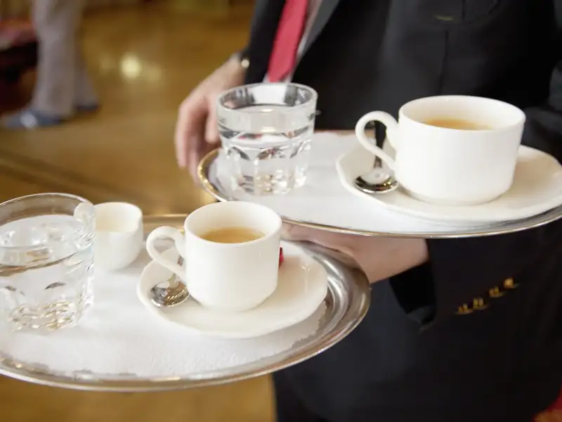 Stilvollen Kaffegenuss können Sie in Wien während unserer Silvesterreise für Singles und Alleinreisende erleben. Auf der Studiosus-me&more-Reise bleibt genug Zeit, die verschiedenen Kaffeehäuser zu besuchen. Ihr Studiosus-Reiseleiter gibt hierfür gerne Tipps.