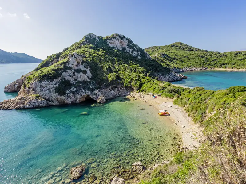 Auf unserer Wanderreise auf Korfu erholen wir uns in schönen Buchten und Stränden und in den Bergen.