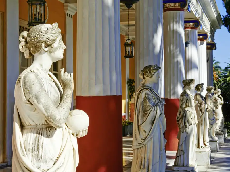 Wir schreiten durch die Gärten von Schloss Achilleion, das wir auf unserer Rundreise nach Korfu besuchen.