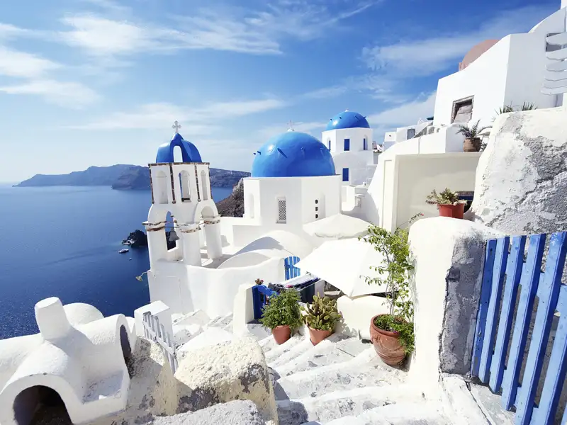 Die weißen Dörfer sind bekannt für Santorin. Bei unserer Wanderreise auf den Kykladen spazieren wir durch den Ort Fira.