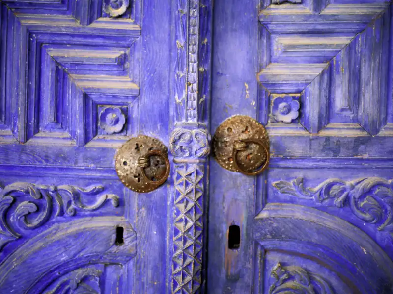 Bei einem ehemaligen Kloster im Troodosgebirge auf Zypern sehen wir verzierte Türen.