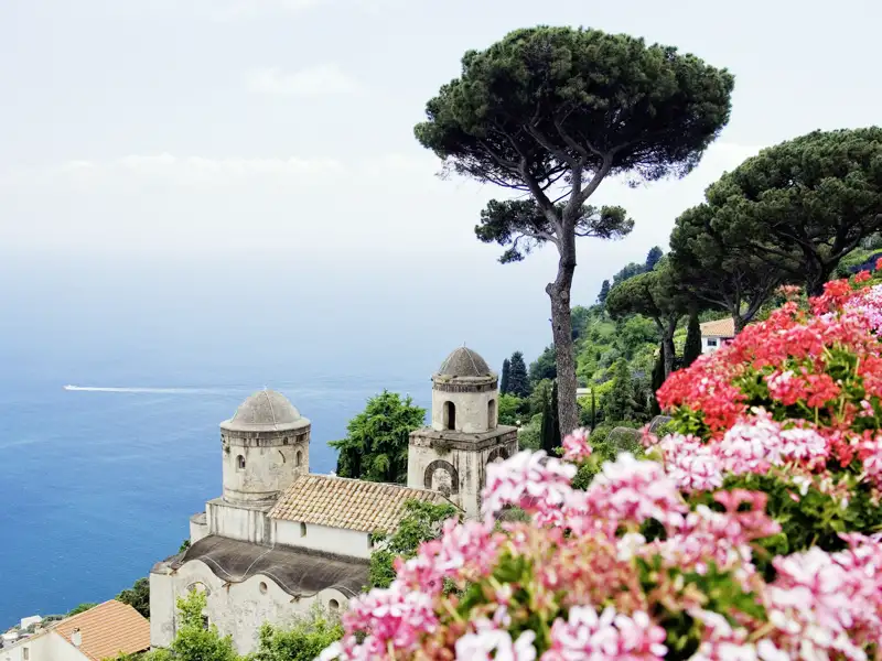 Die Amalfitana, für viele die schönste Küste der Welt! Die Fahrt auf dieser engen Küstenstraße ist für Busfahrer eine echte Herausforderung!