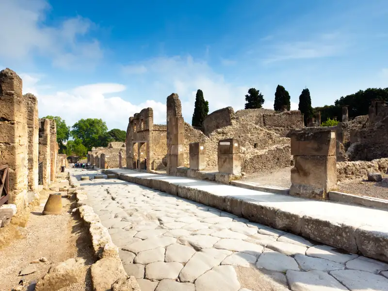 Auf unserer Studienreise zum Golf von Neapel besichtigen wir natürlich die Ruinen des vom Vesuv zerstörten Pompeji (UNESCO-Welterbe). Zwischen Säulen und Mosaiken erzählt Ihre Reiseleiterin von den letzten dramatischen Stunden, bevor die Stadt komplett ausgelöscht wurde.