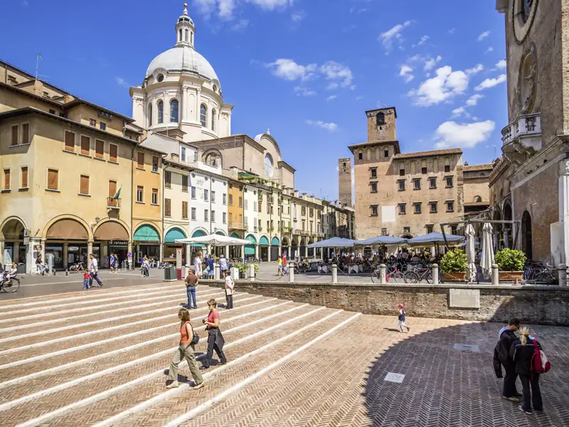 Ein Reigen lebenswerter, lebendiger Städte auf unserer Studiosus-Reise durch die Lombardei: eine davon ist Mantua, glanzvolle Residenzstadt der Gonzaga; neben den Kunstschätzen genießen wir auch das Leben in der Stadt.