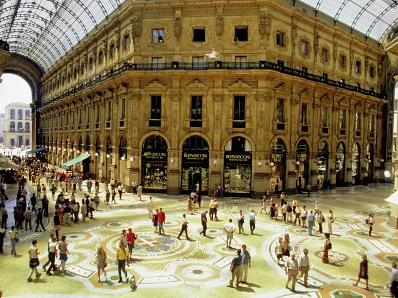 Mailand: Wir erleben auf unserer Studienreise Eleganz und Stil in der Modehauptstadt und Wirtschaftsmetropole; besonders erlesen geht es in der Galleria Vittorio Emanuele zu, der prachtvollen Einkaufspassage direkt am Dom.