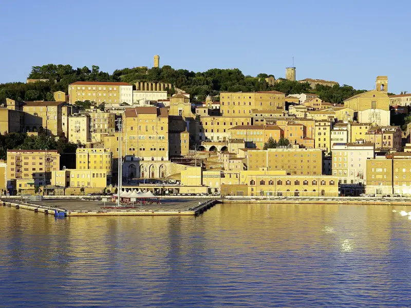 Auf unserer Studienreise in die Marken besuchen wir natürlich auch Ancona. Hier sehen wir den Hafen in honigfarbenem Abendlicht.