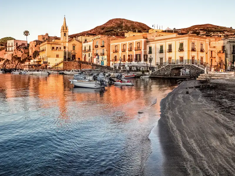 Auf unserer Wander-Studienreise zu den Äolischen Inseln verbringen wir drei Nächte auf Lipari. Wie wäre es nach der Tour über die Insel mit einem Bummel am Hafen entlang?