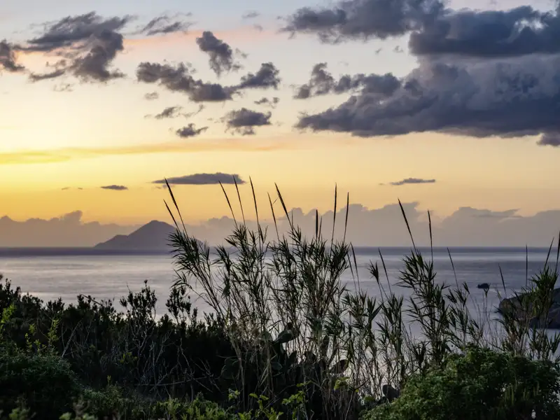 Die Wanderreise zu den Äolischen Inseln eröffnet unvergessliche Ausblicke; zum Beispiel von Lipari auf eine kleine vorgelagerte Insel.