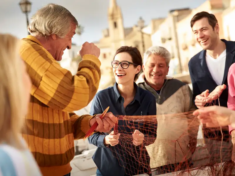 Begegnungen sind das Besondere auf den Studienreisen mit Studiosus. Erleben Sie bei einem Treffen mit einem Fischer der Äolischen Inseln die Kunst des Knüpfens von Netzen!