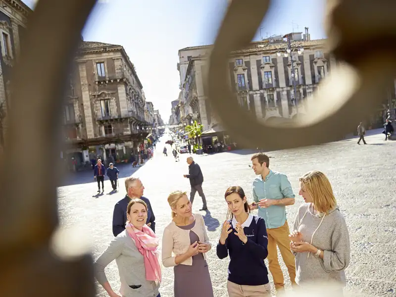 Auf der zwölftägigen Studienreise mit Muße durch ganz Sizilien immer an Ihrer Seite: eine hoch qualifizierte Reiseleiterin oder ein hoch qualifizierter Reiseleiter.