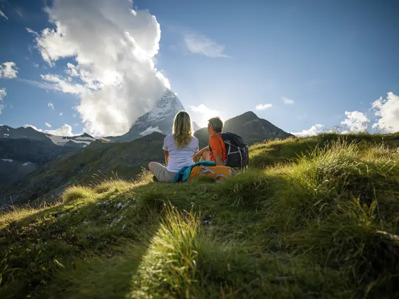 Vielleicht der bekannteste Berg der Welt: das Matterhorn - dem auch wir auf dieser Studienreise die Ehre erweisen. Wir fahren hinauf zum Gornergrat, von wo aus wir den Berg bewundern können.