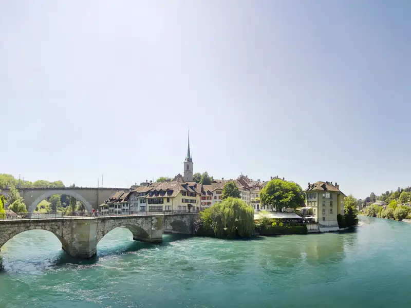Die erste Station dieser Studienreise ist die Schweizer Bundesstadt Bern, malerisch in einer engen Schleife der Aare gelegen.