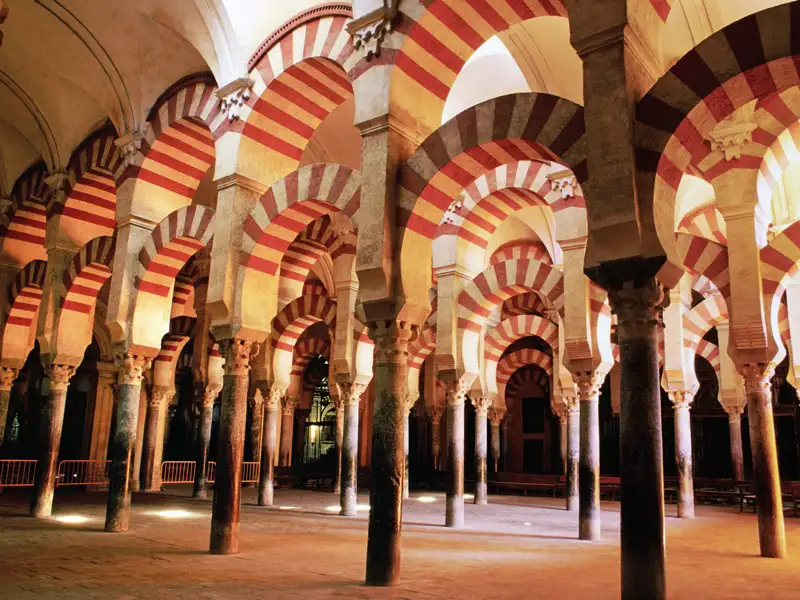 Ein Blick auf den Säulenwald mit seinen Hufeisenbögen in der Mezquita von Córdoba. Dies und vieles mehr werden Sie auf der Studienreise mit Studiosus nach Andalusien entdecken.