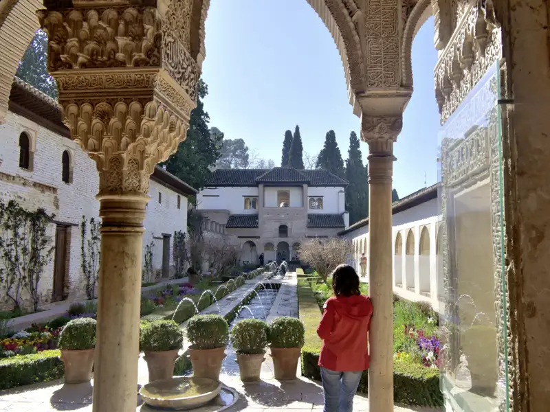 Der Besuch der Alhambra in Granada klingt auf unserer Reise nach Andalusien mit entspannten Erkundungen in den Gärten des Generalife aus.