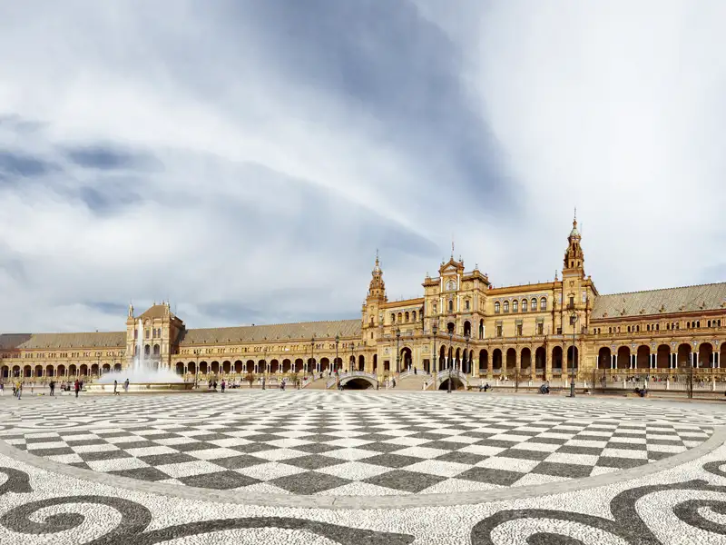 In Andalusiens Hauptstadt Sevilla beeindruckt uns die Plaza de Españar mit ihrer aufwendigen Architektur.