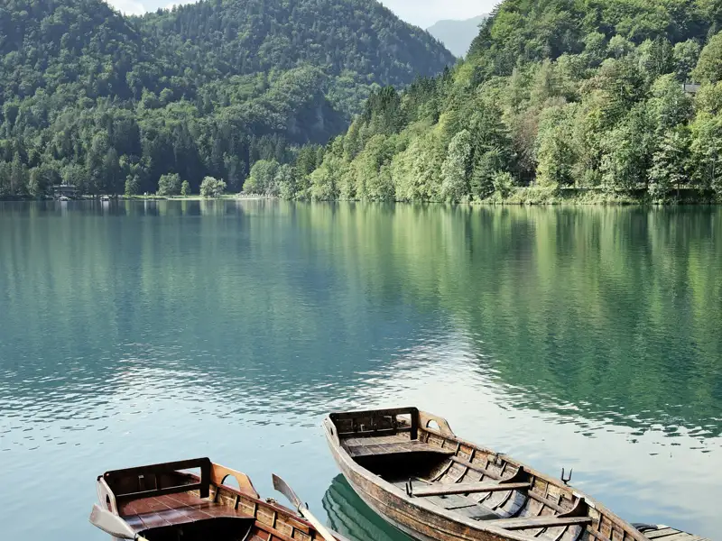 Ein geruhsamer Tag in den slowenischen Bergen auf unserer Studienreise mit Muße. Mit Kraft und Hingabe rudert uns der Fährmann vormittags über den Bleder See.