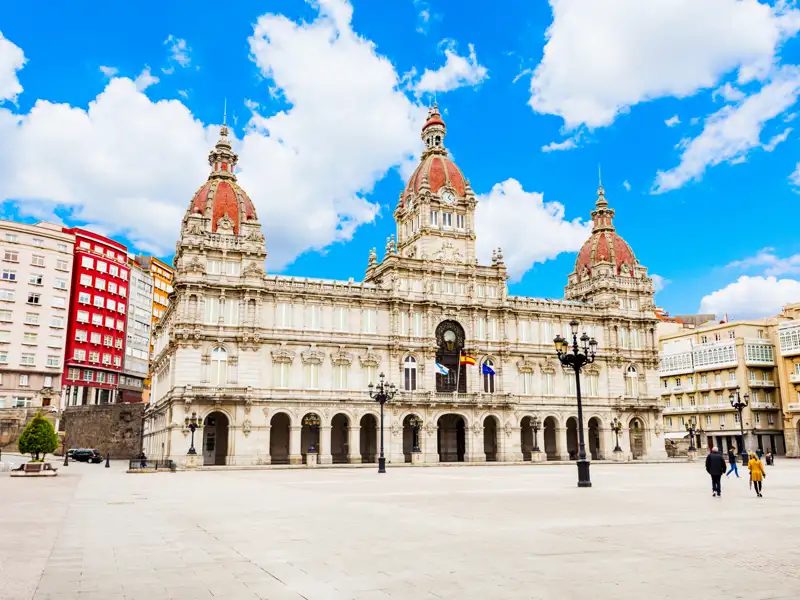 Seit einem Facelift strahlt A Coruna, die "Stadt aus Glas", mit ihren Glasveranden wieder ohne Sorgenfalten. Auf unserer Studiosus-Reise widmen wir uns der Architekturikone der Stadt, dem Museum Domus, und erklimmen den einzigen Leuchtturm der Antike, der noch in Betrieb ist.